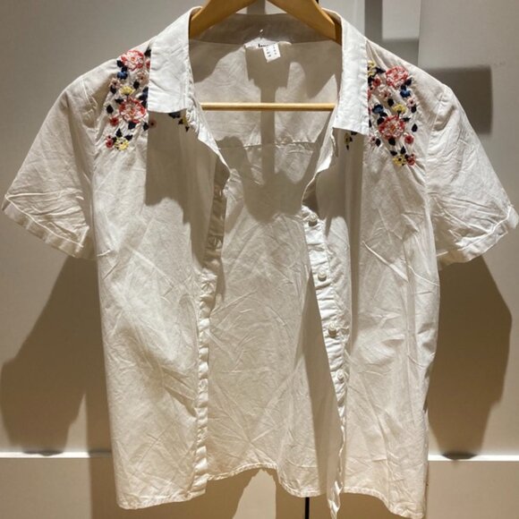 Jennyfer Cropped White Collared Shirt with Emboridery Flowers - Picture 7 of 8